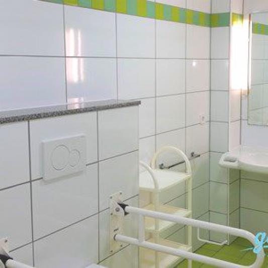 Rollstuhlgerechtes Bad mit befahrbarer Dusche und barrierfreier Toilette und Waschbecken PiaMar