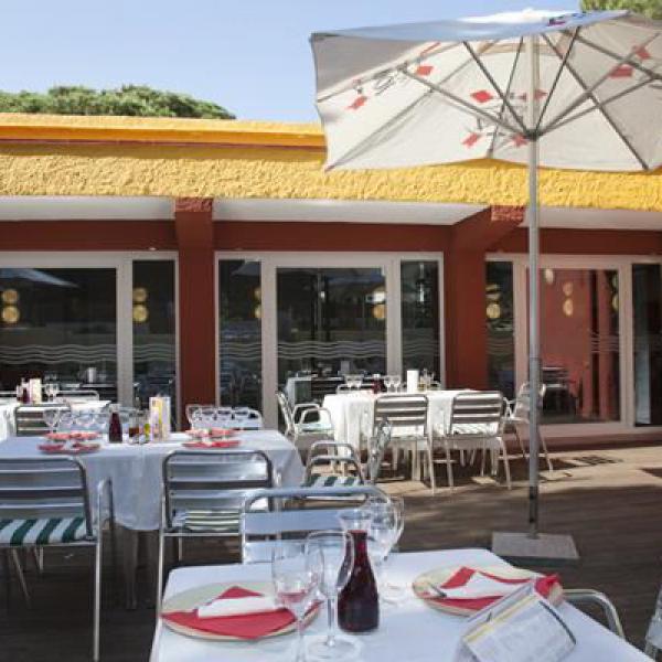 Terrasse Restaurant Bistro ChiaraMar mit Blick auf Schwimmbad